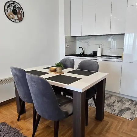 מלון דירות Heli *